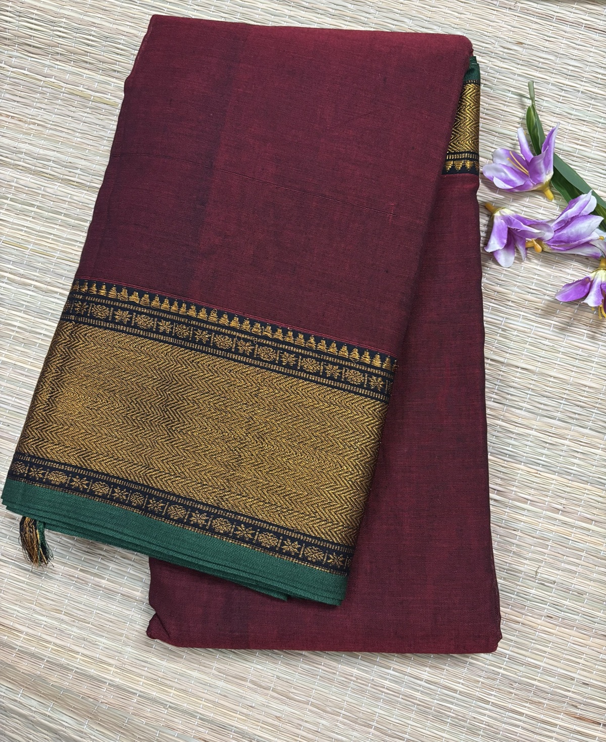 Narayanpet Cotton Saree – Contrast varia oosi border with no image or idols